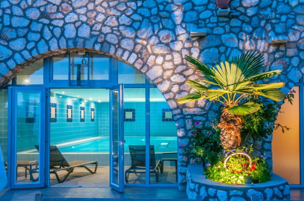 Hotel Zlatni Lav Мартиншчица Экстерьер фото